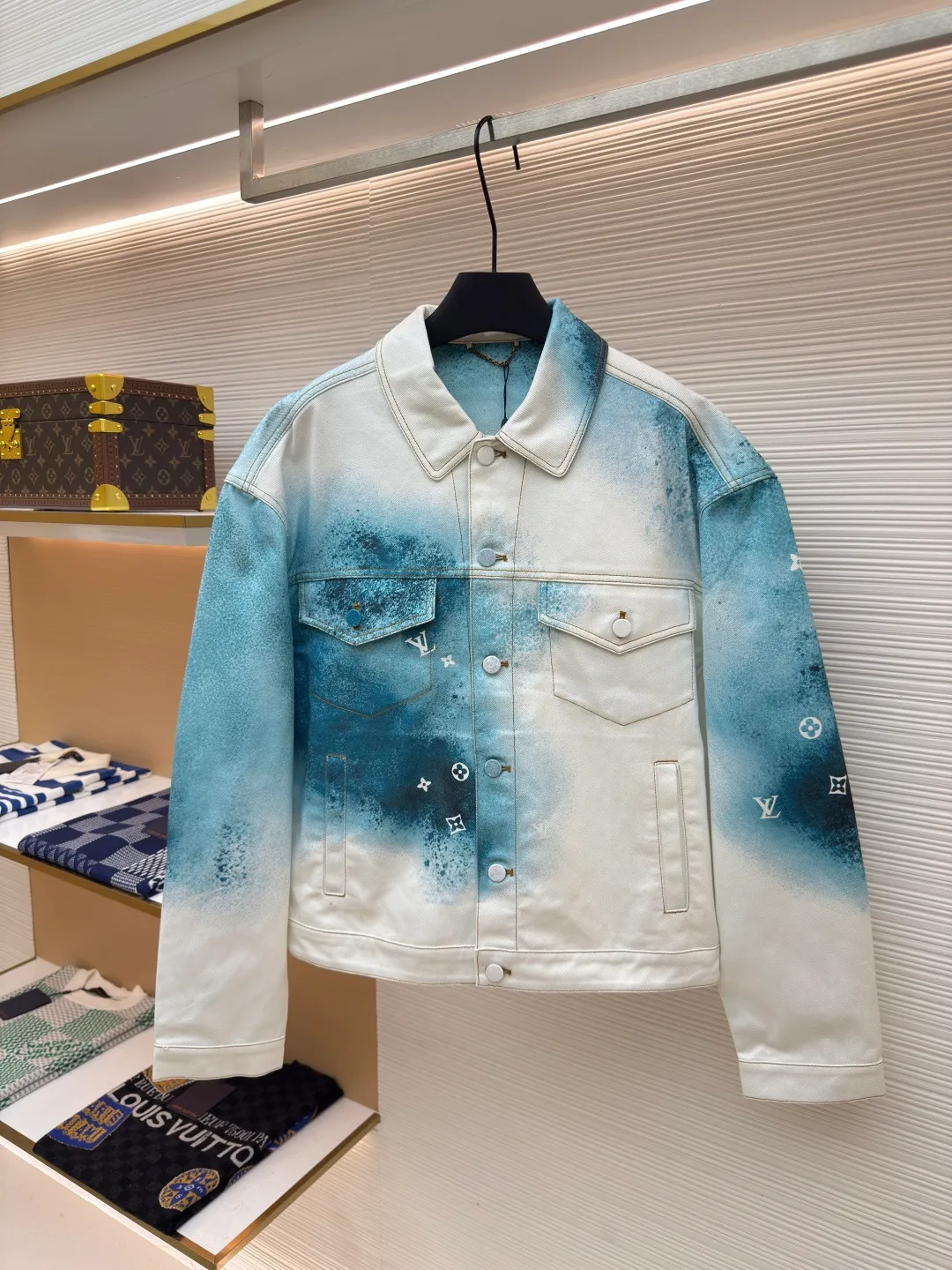 LOUIS VUITTON ink painting jacket ●Authentic product: Purchased and developed for 16900 ●Item number: 1680413-B90 ●Fabric: denim fabric ●Technology: made of semi-bleached fabric ●Version: loose version ●Weight: about 820 grams ●Size: 44-46-48-50 ●Description: The fabric is made of 7s*7s cotton twill gauze. Use semi-bleached fabric as the base, purchase Y version, scan the flower position and draw the print with PS, position the flower on the piece of cloth, add a red edge to the outer circle of the piece, accurately cut the piece with laser burning of the finished printed fabric, active digital direct-injection printing, white background water Ink painting gradient hollow letter effect, white gold aluminum alloy chain hanging from the genuine leather ears on the back collar, flat suede suede + hardware logo embossed leather plate on the back, and I-shaped buckles all made of gradient color cloth to match the color of the body part. The overall wiring is straight and delicate, the fabric is comfortable and soft, and the color is consistent without color difference. It can be matched with the same style to create a fashionable look and control various occasions. Customized accessories, complete with three standards, same style for men and women!